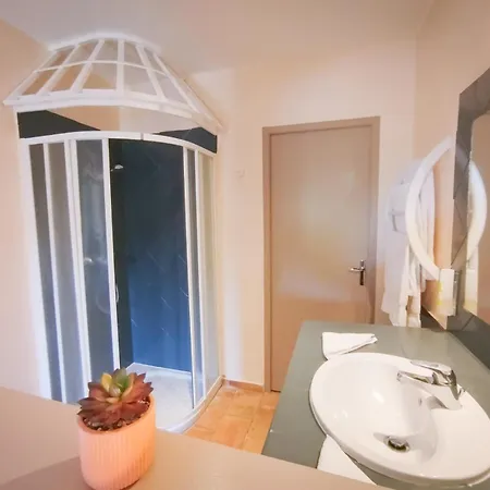 De Gleyzes De Charme Bed & Breakfast Ledenon