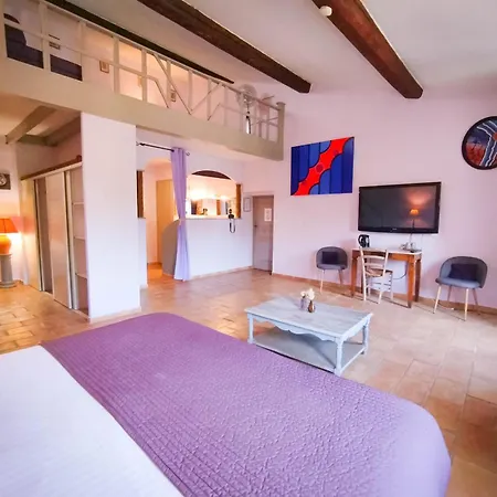 Bed & Breakfast De Gleyzes De Charme Ledenon
